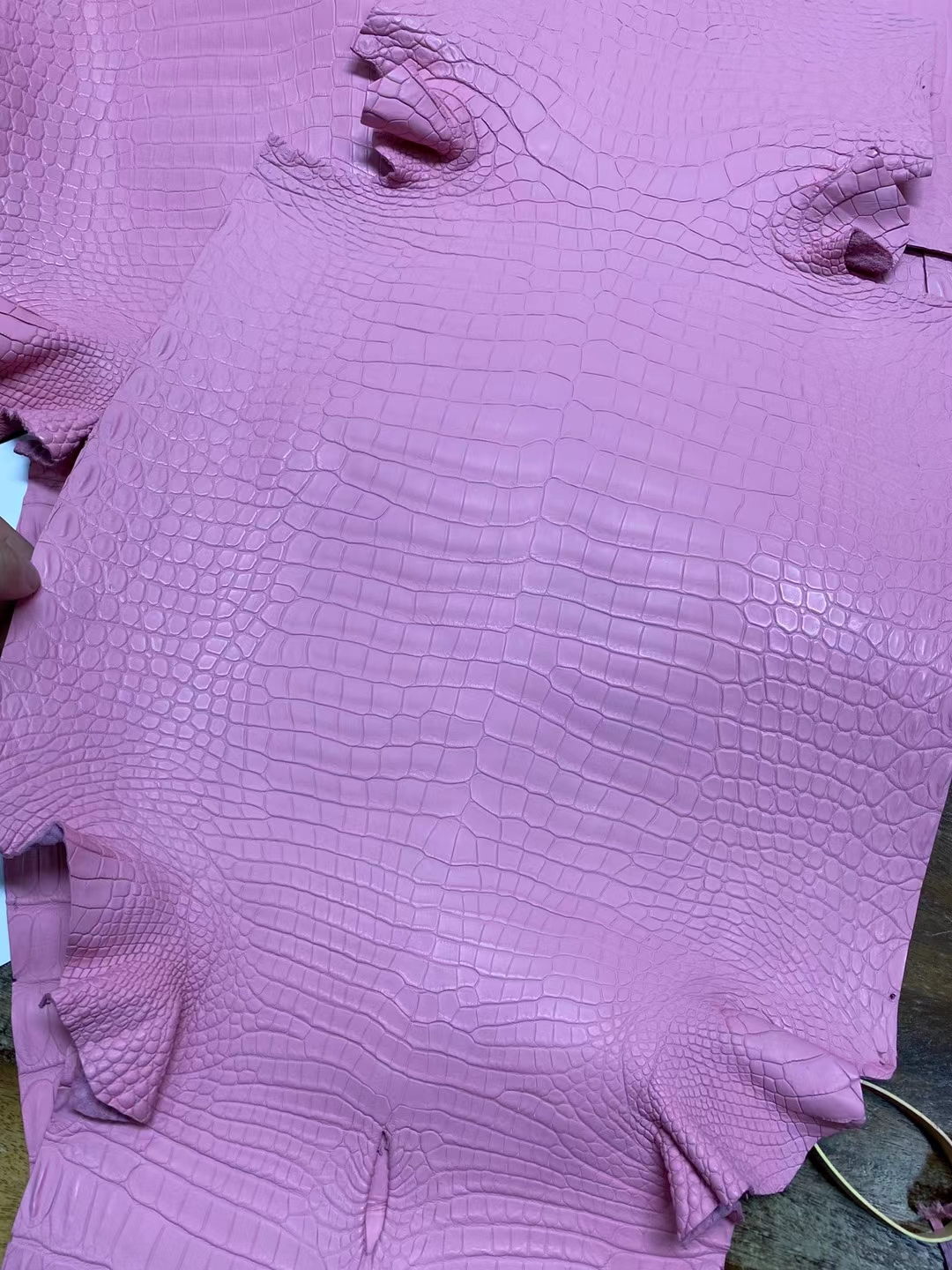 Hermès（爱马仕）新到色 雾面倒v澳洲湾鳄 5P 樱花粉 matte porosus crocodile