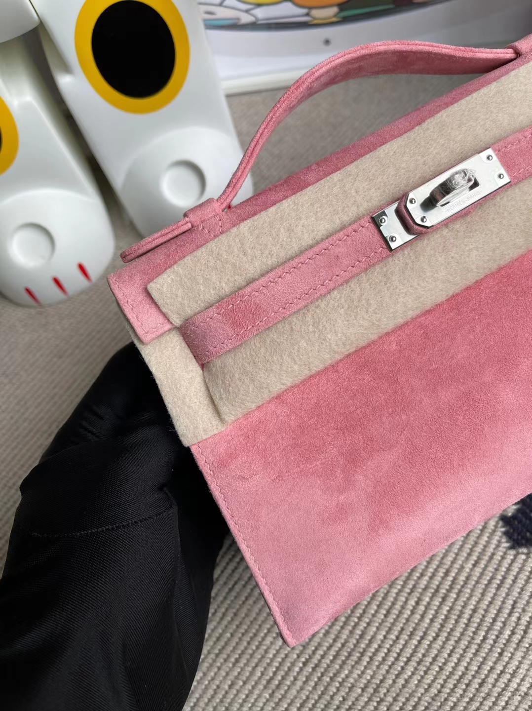 Hermès（爱马仕）MiniKelly Pochette 麂皮 1Q 奶昔粉 银扣 22cm