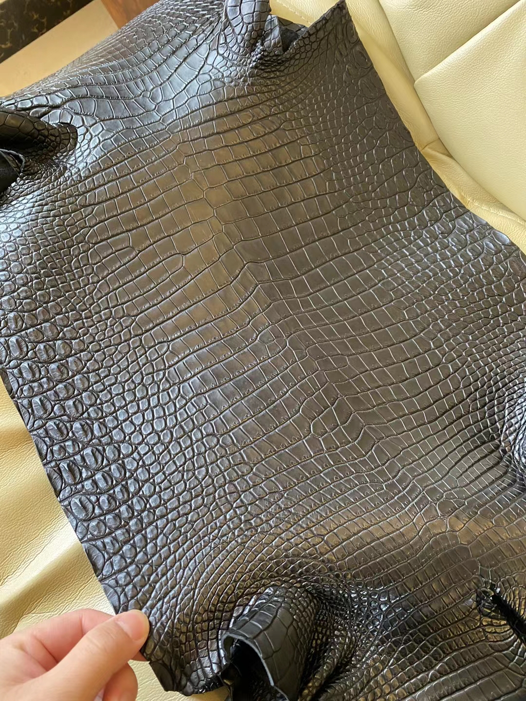 Hermès（爱马仕）新到皮 雾面 倒v 澳洲湾鳄 Ck89 黑色 Matte Porosus Crocodile