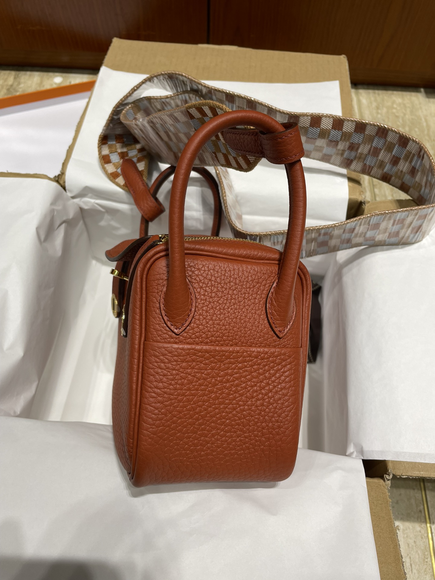 Hermès（爱马仕）Mini lindy Clemence 新款 焦糖色 古铜色 宽编织肩带 金扣 GHW 顶级手缝