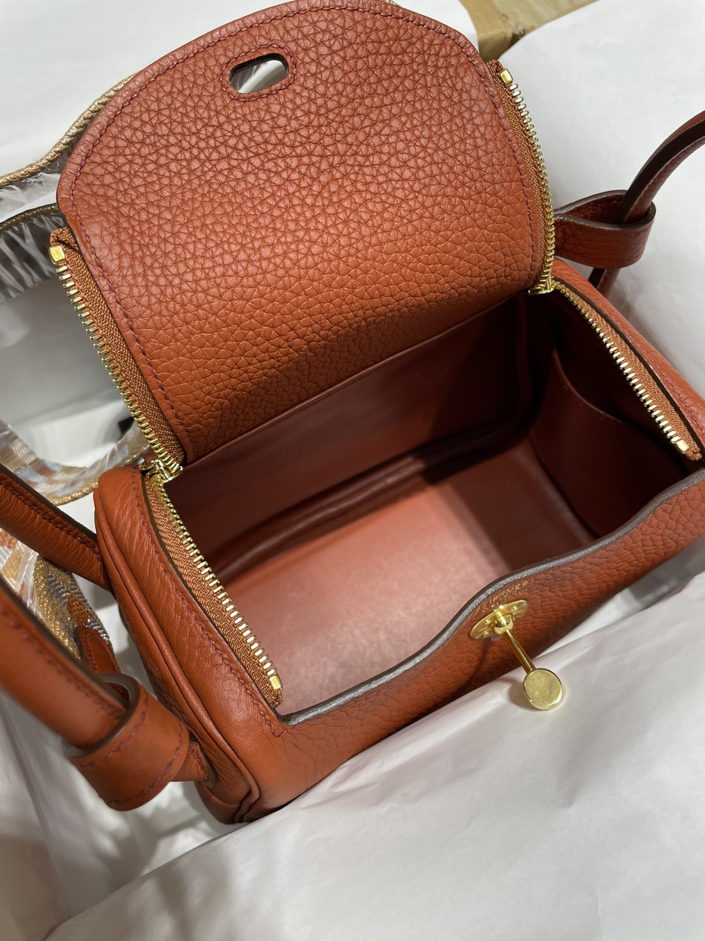 Hermès（爱马仕）Mini lindy Clemence 新款 焦糖色 古铜色 宽编织肩带 金扣 GHW 顶级手缝
