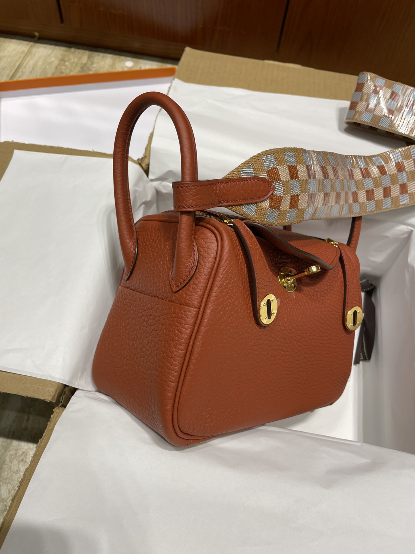 Hermès（爱马仕）Mini lindy Clemence 新款 焦糖色 古铜色 宽编织肩带 金扣 GHW 顶级手缝