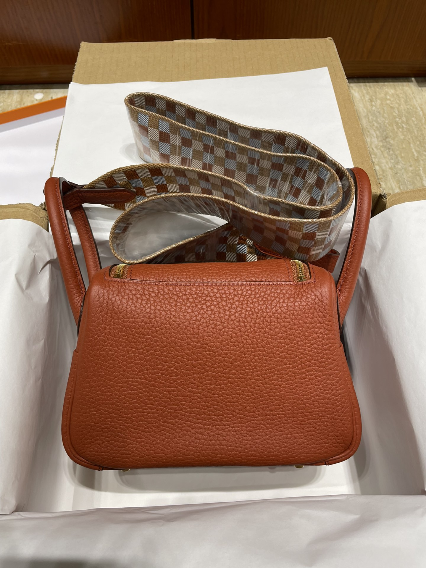 Hermès（爱马仕）Mini lindy Clemence 新款 焦糖色 古铜色 宽编织肩带 金扣 GHW 顶级手缝
