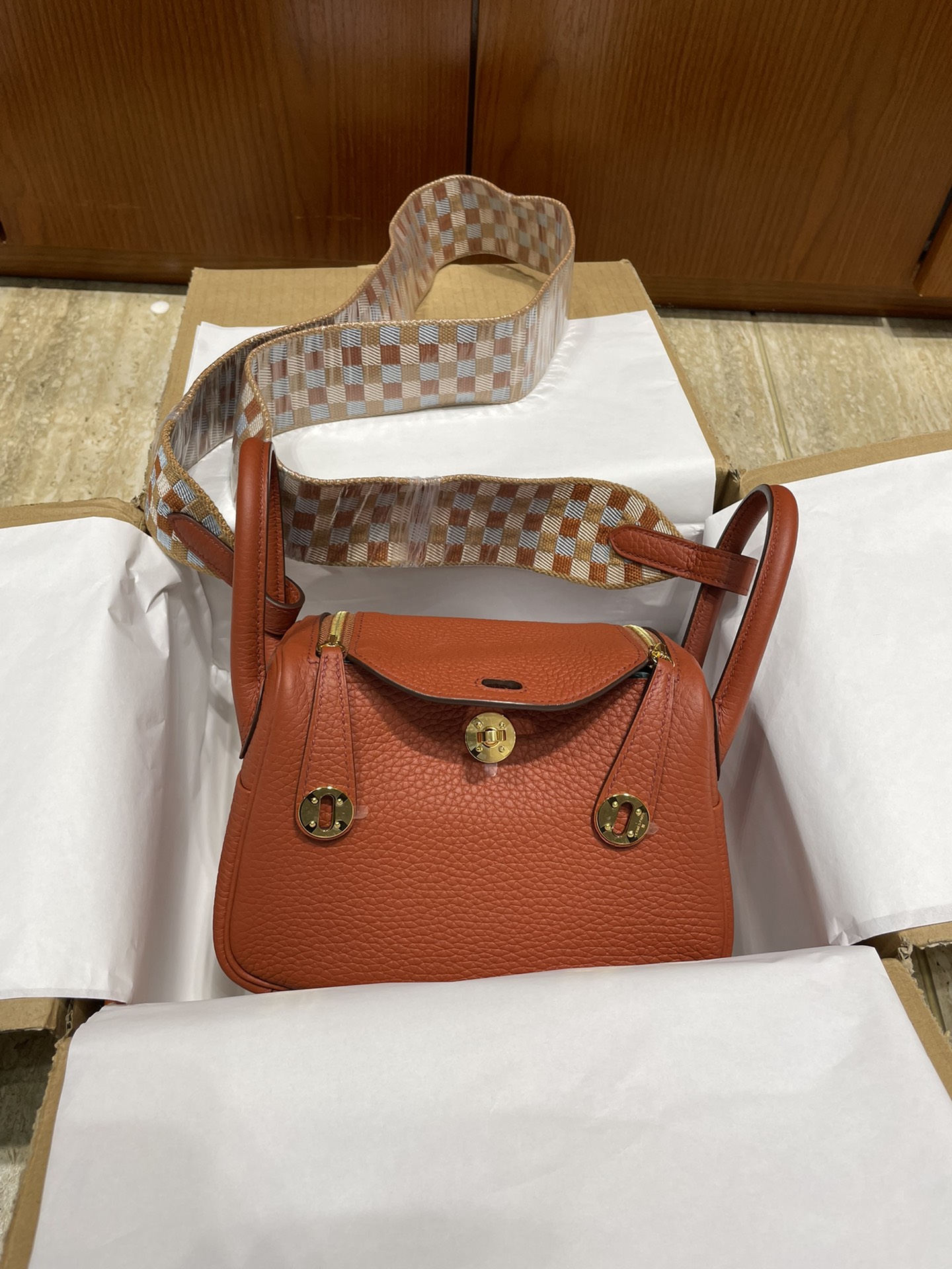 Hermès（爱马仕）Mini lindy Clemence 新款 焦糖色 古铜色 宽编织肩带 金扣 GHW 顶级手缝