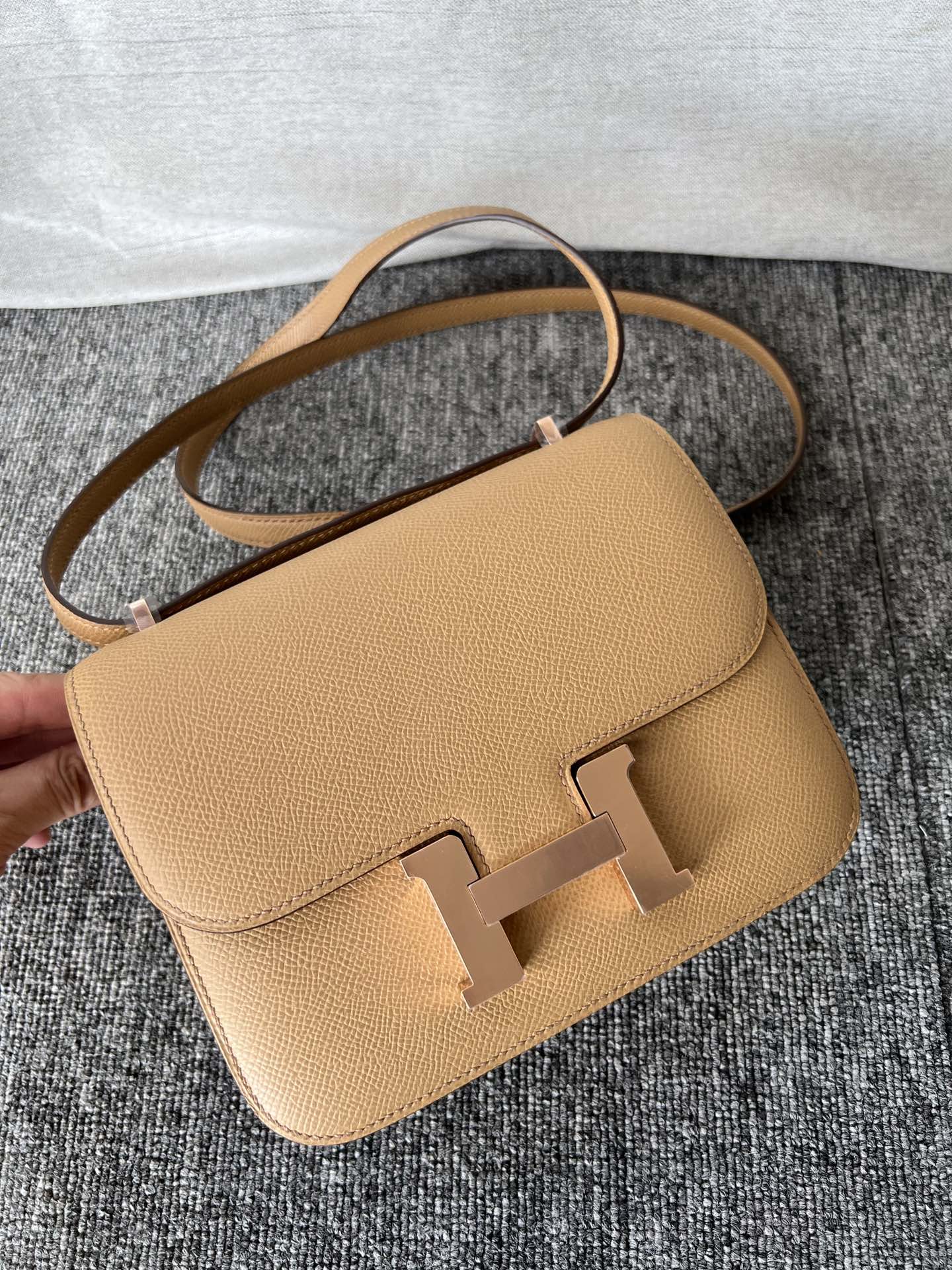Hermès（爱马仕）Constance 康康 Epsom 原厂掌纹皮 Chai 奶茶色 玫瑰金扣 Rose gold 18cm 顶级手缝