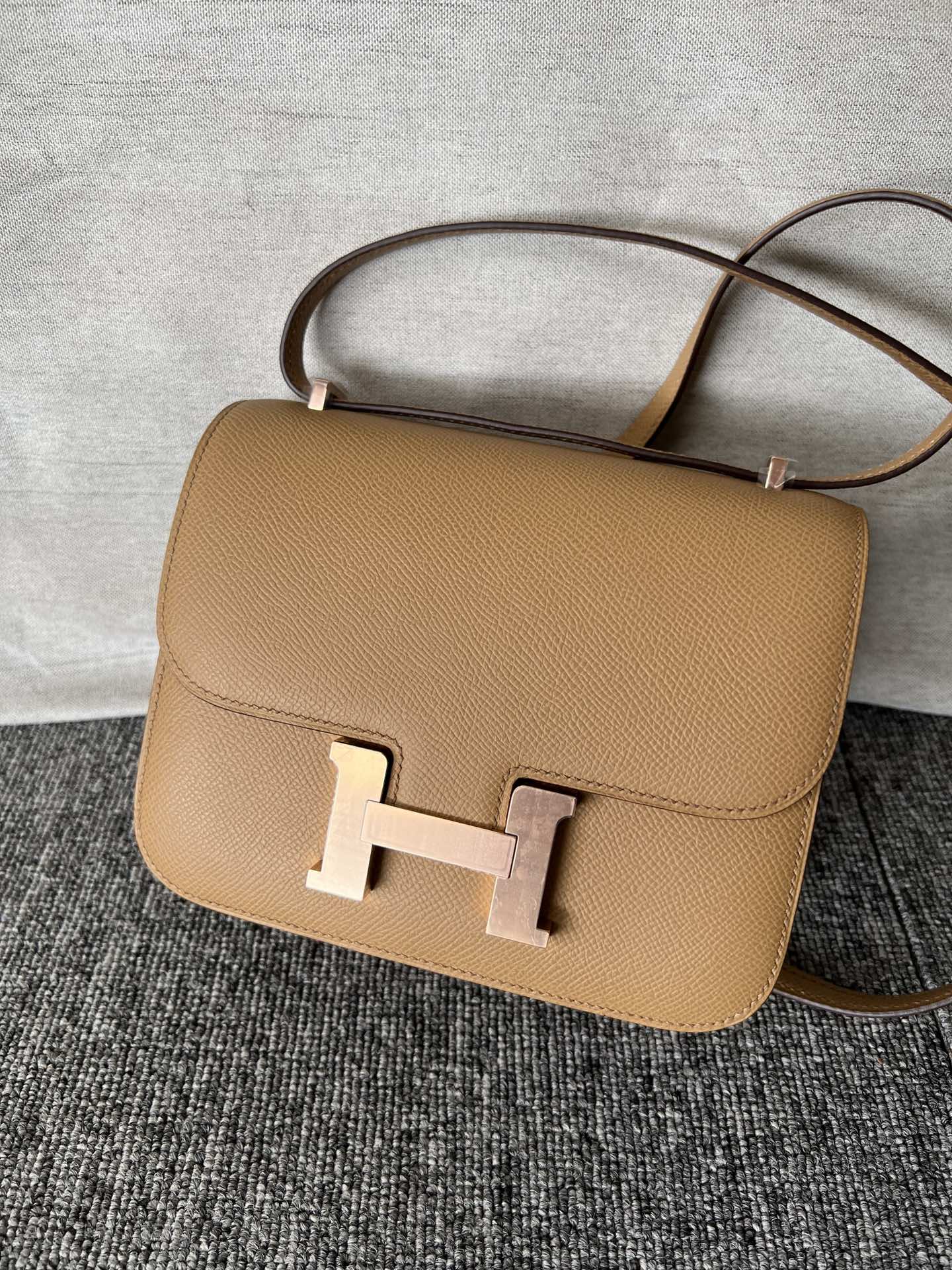 Hermès（爱马仕）Constance 康康 Epsom 原厂掌纹皮 Chai 奶茶色 玫瑰金扣 Rose gold 18cm 顶级手缝