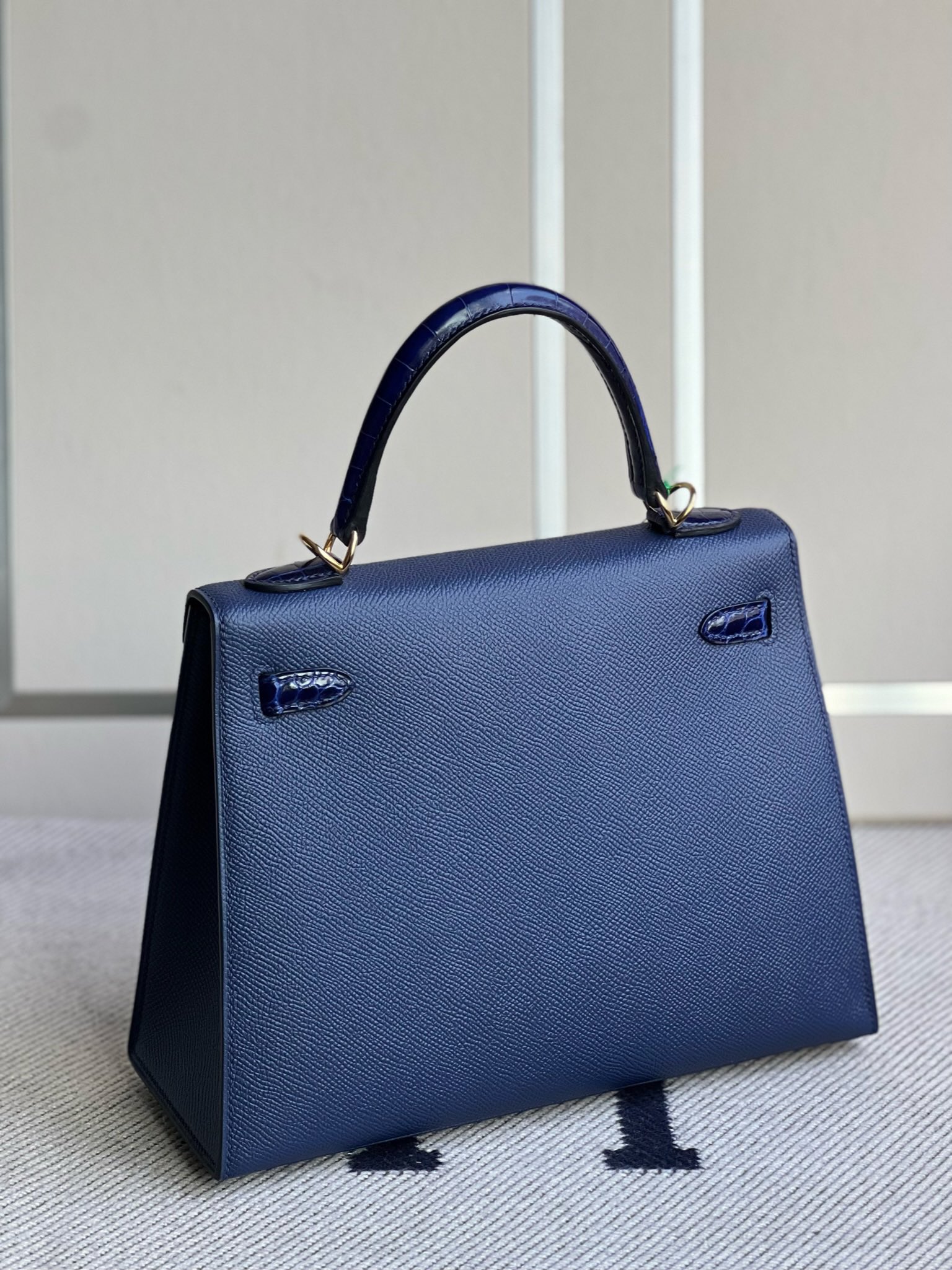 Hermès（爱马仕）Kelly 凯莉包 Touch 系列 Epsom 原厂掌纹皮 拼 亮面鳄鱼 宝石蓝 金扣 25cm 顶级手缝