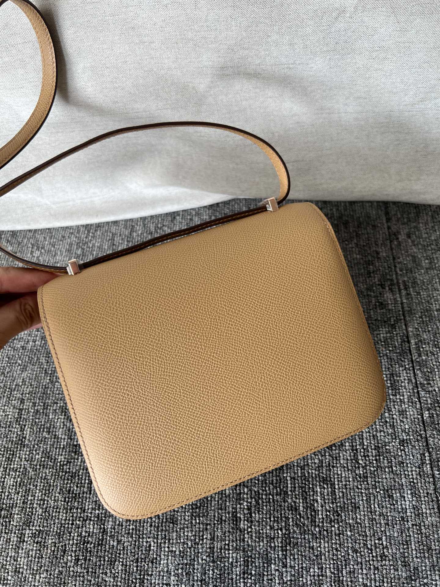 Hermès（爱马仕）Constance 康康 Epsom 原厂掌纹皮 Chai 奶茶色 玫瑰金扣 Rose gold 18cm 顶级手缝