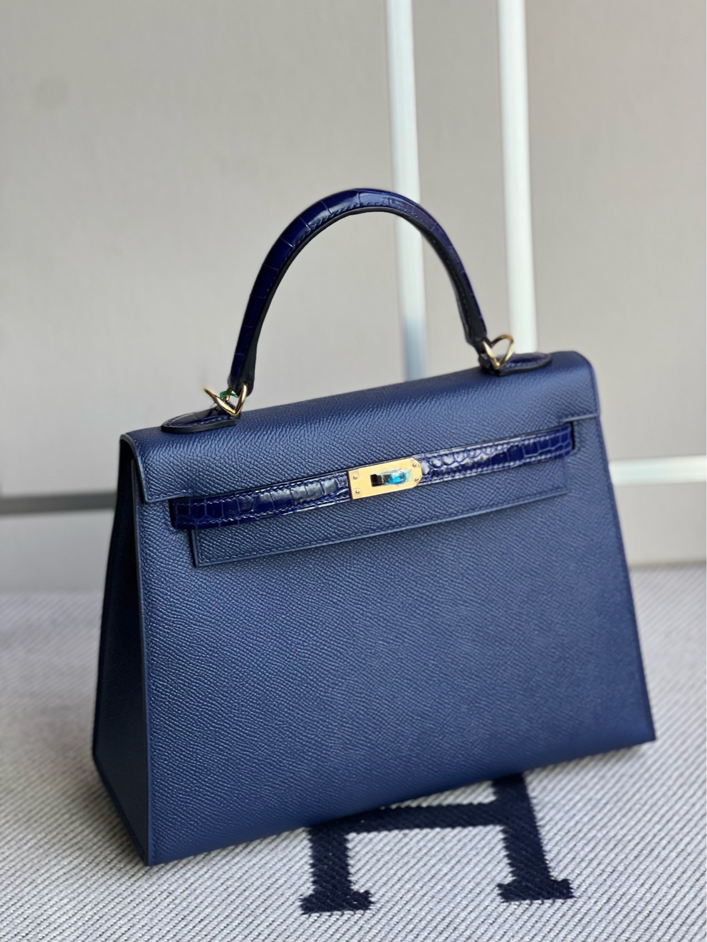 Hermès（爱马仕）Kelly 凯莉包 Touch 系列 Epsom 原厂掌纹皮 拼 亮面鳄鱼 宝石蓝 金扣 25cm 顶级手缝