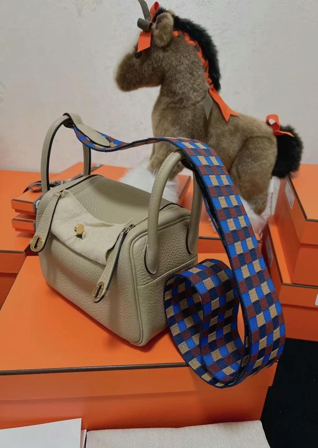 Hermès（爱马仕）mini lindy 迷你琳迪 Clemence 拼 编织布肩带 S2 风衣灰 金扣 20cm