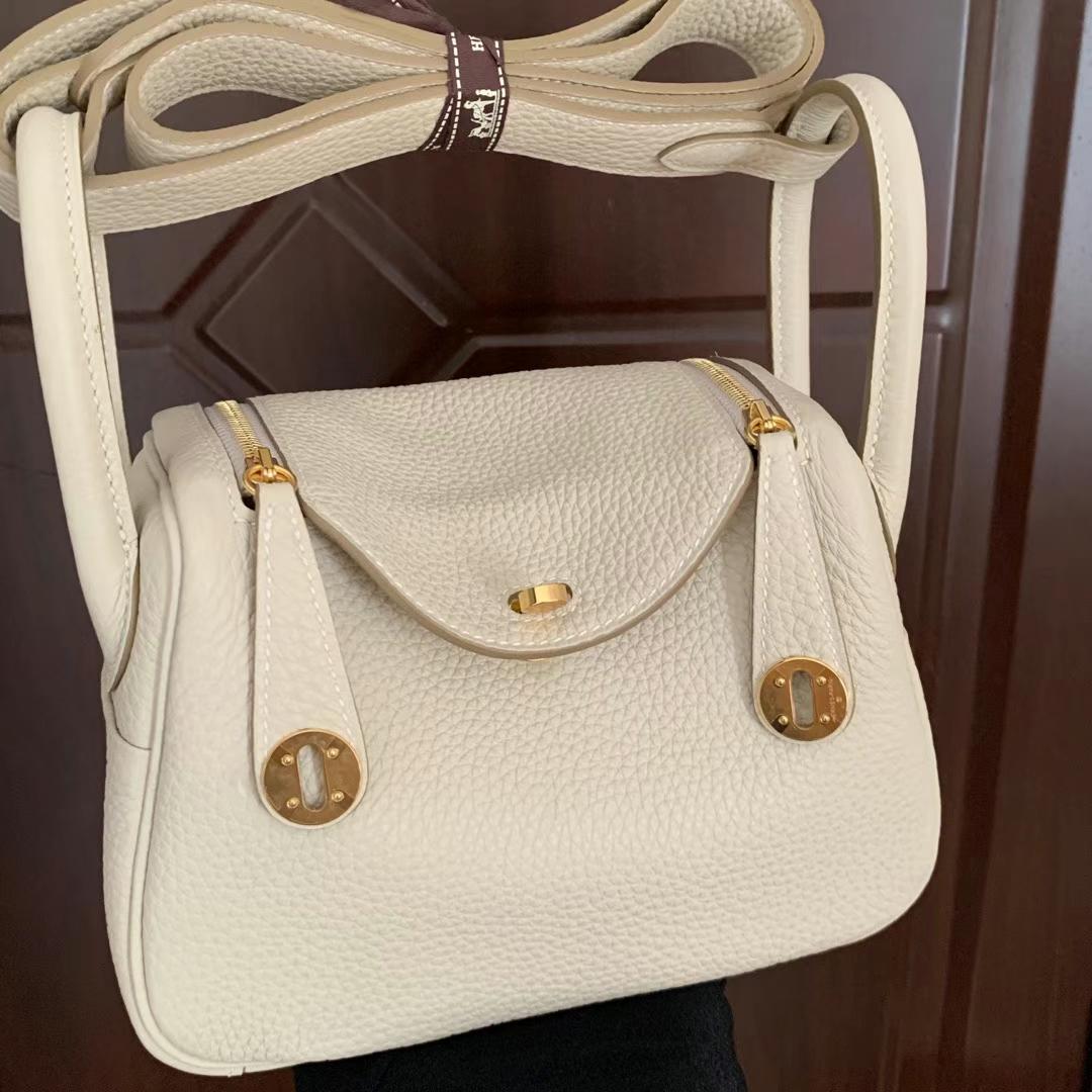 Hermès（爱马仕）Mini Lindy 迷你琳迪 Clemence（原厂tc皮）Ck10 奶昔白 金扣 19cm 全手工蜡线缝制 Ghw