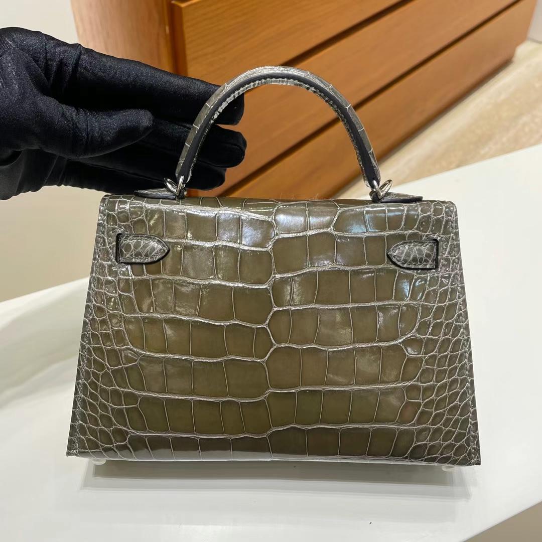Hermès（爱马仕）mini Kelly 迷你凯莉 亮面美洲鳄鱼 8G 深橄榄绿 银扣 Phw 19cm  全手工蜡线缝制