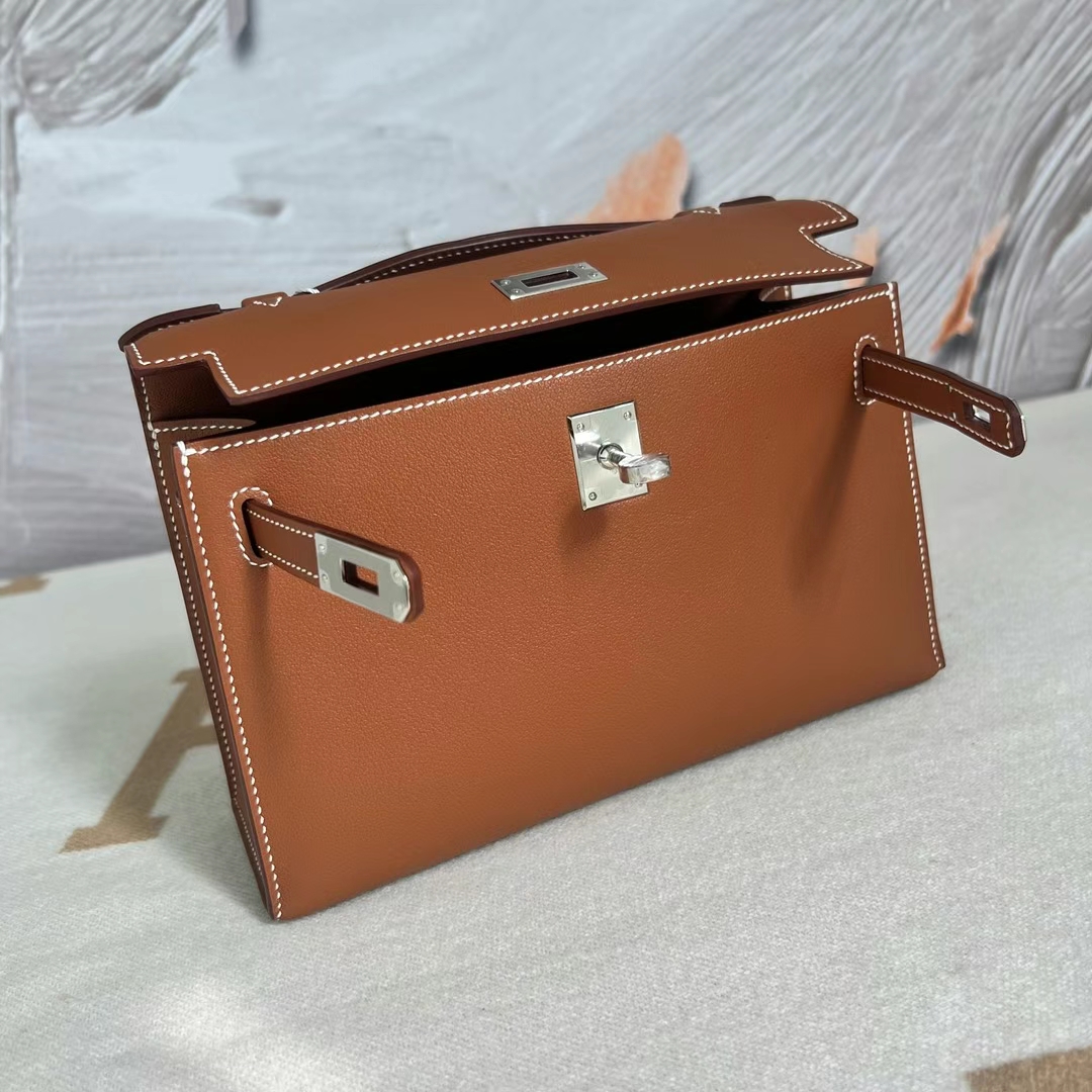 Hermès（爱马仕）Mini Kelly Pochette Swift皮 Ck37 金棕色 银扣 22cm 全手工蜡线缝制 Phw