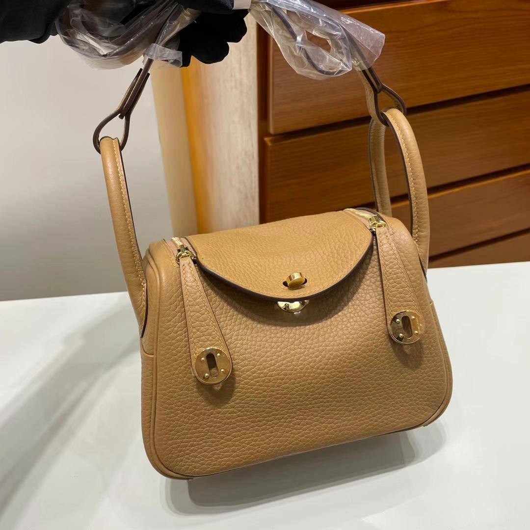 Hermès（爱马仕）Mini Lindy 迷你琳迪 Clemence（原厂tc皮）4B 饼干色 金扣 19cm 全手工蜡线缝制 Ghw
