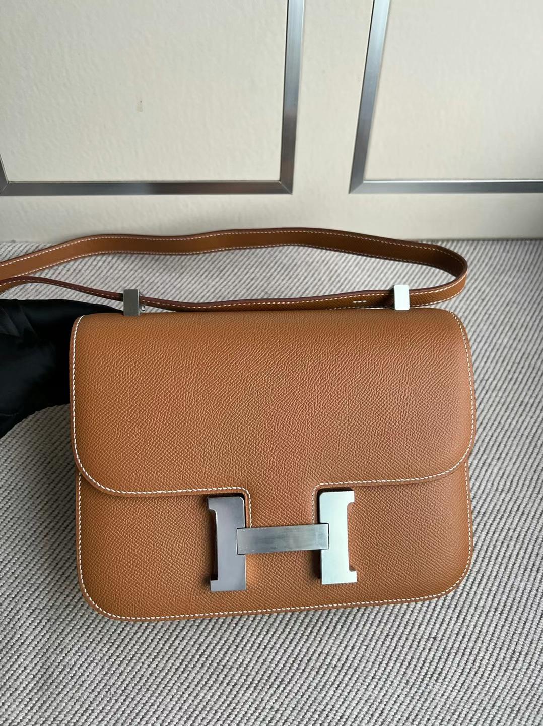 Hermès（爱马仕）Constance 康康 新款单层配带小镜子 Epsom Ck37 金棕色 银扣 24cm