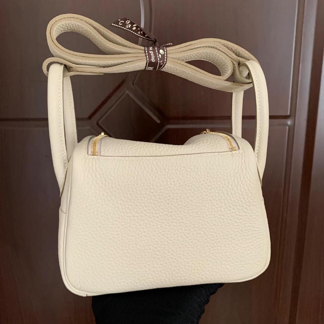 Hermès（爱马仕）Mini Lindy 迷你琳迪 Clemence（原厂tc皮）Ck10 奶昔白 金扣 19cm 全手工蜡线缝制 Ghw