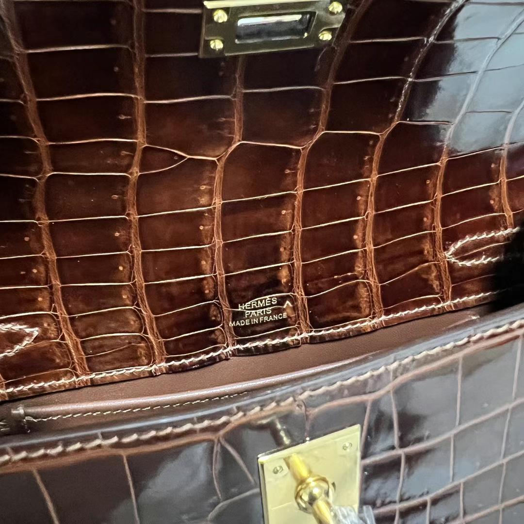 Hermès（爱马仕）Mini Kelly Pochette 亮面倒v澳洲湾鳄 cc31 蜜糖棕 金扣 22cm 全手工蜡线缝制 ghw