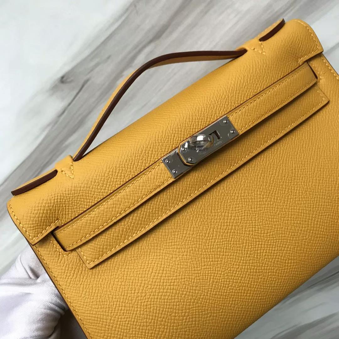 Hermès（爱马仕）Mini Kelly Pochette Epsom 9D 琥珀黄 银扣 22cm 全手工蜡线缝制 PHW