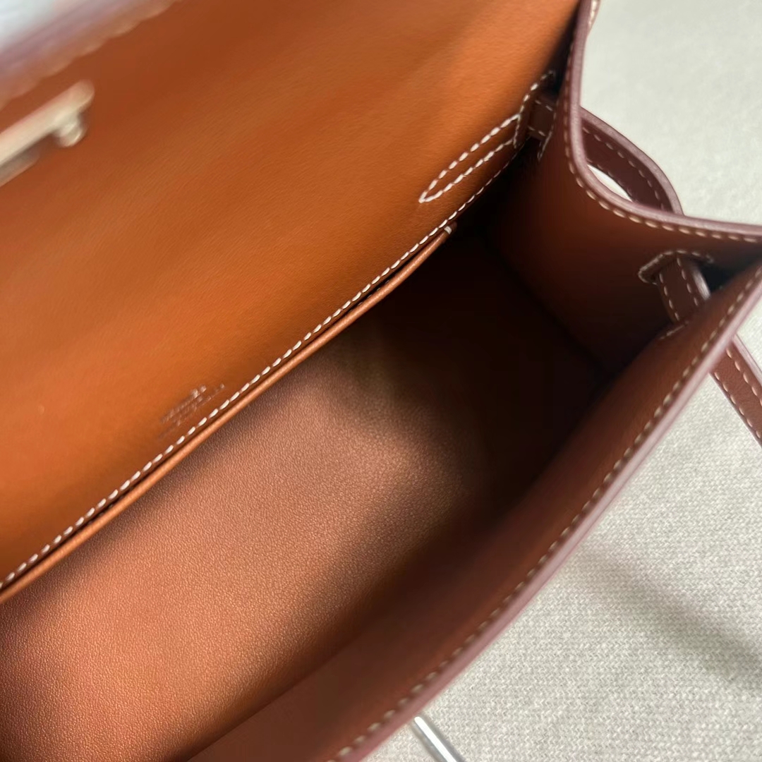 Hermès（爱马仕）Mini Kelly Pochette Swift皮 Ck37 金棕色 银扣 22cm 全手工蜡线缝制 Phw