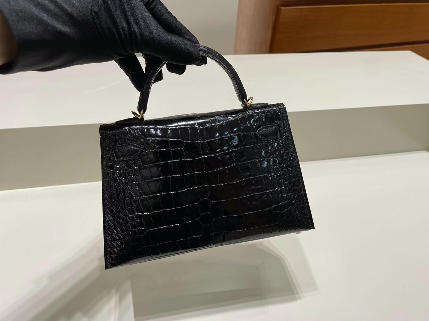 Hermès（爱马仕）Mini Kelly 迷你凯莉 亮面美洲鳄鱼 Ck89 黑色 金扣 19cm 全手工蜡线缝制 Ghw