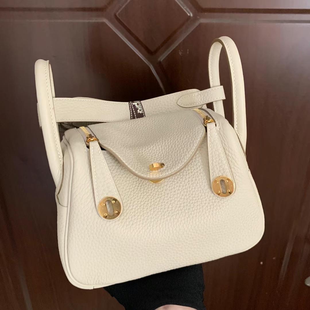 Hermès（爱马仕）Mini Lindy 迷你琳迪 Clemence（原厂tc皮）Ck10 奶昔白 金扣 19cm 全手工蜡线缝制 Ghw