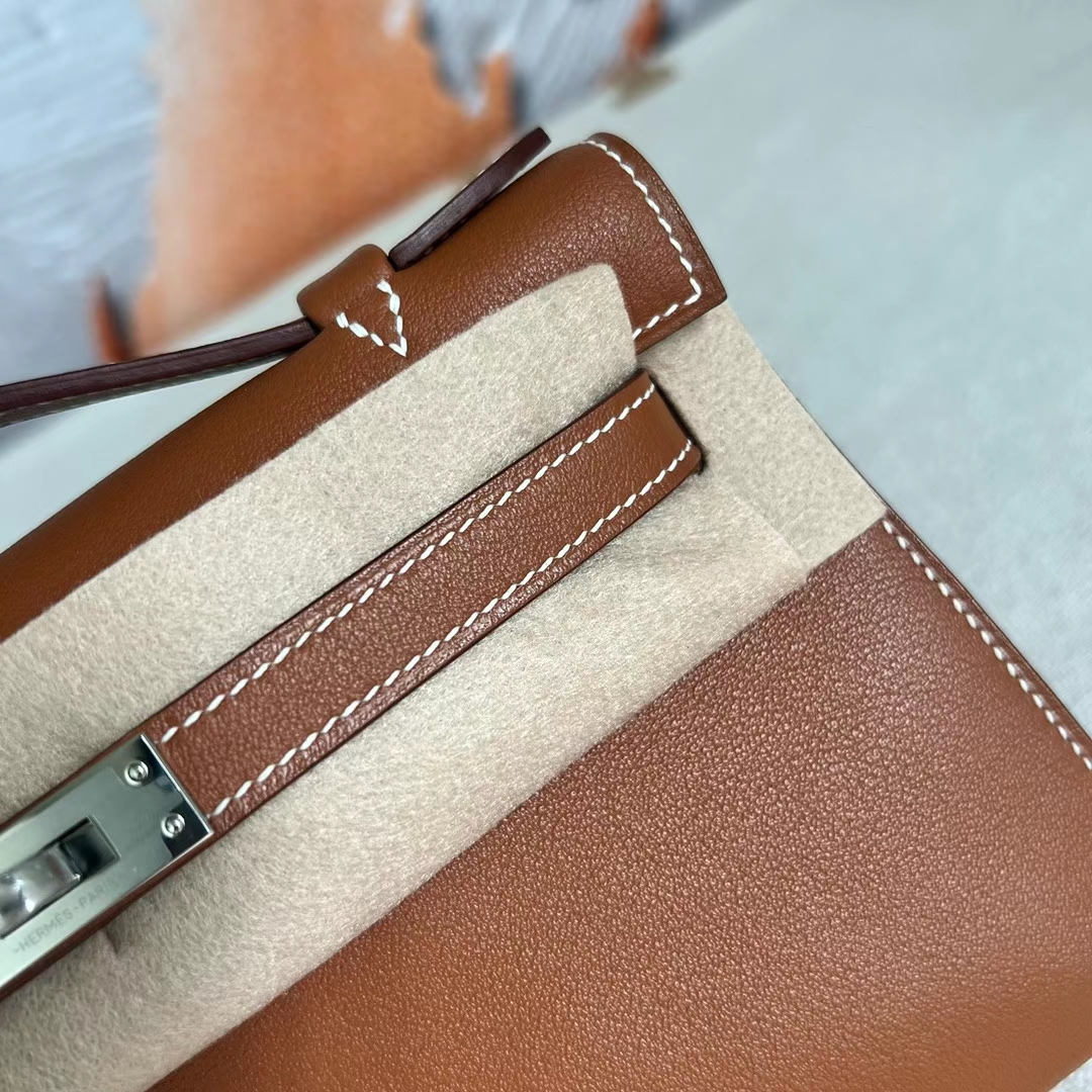 Hermès（爱马仕）Mini Kelly Pochette Swift皮 Ck37 金棕色 银扣 22cm 全手工蜡线缝制 Phw