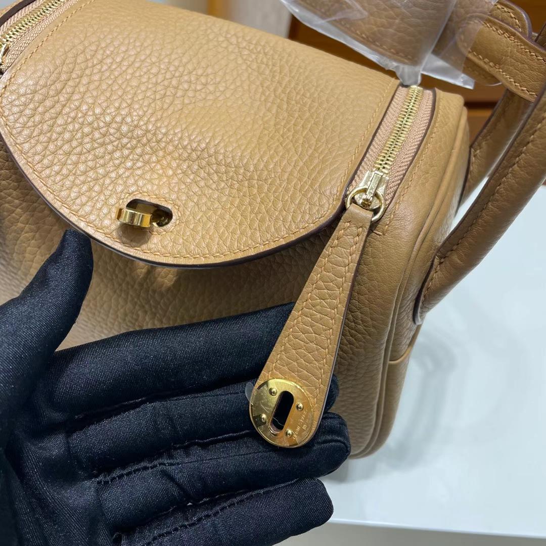 Hermès（爱马仕）Mini Lindy 迷你琳迪 Clemence（原厂tc皮）4B 饼干色 金扣 19cm 全手工蜡线缝制 Ghw