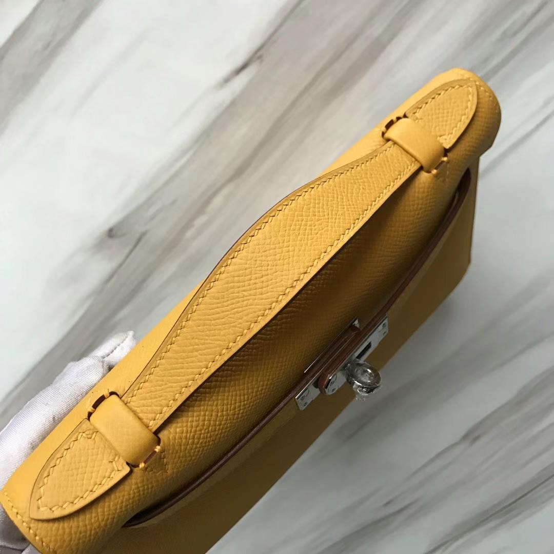 Hermès（爱马仕）Mini Kelly Pochette Epsom 9D 琥珀黄 银扣 22cm 全手工蜡线缝制 PHW