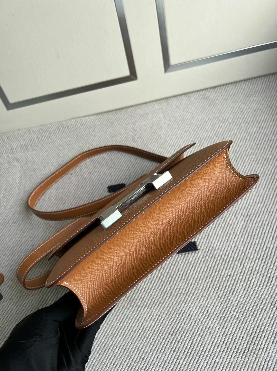 Hermès（爱马仕）Constance 康康 新款单层配带小镜子 Epsom Ck37 金棕色 银扣 24cm