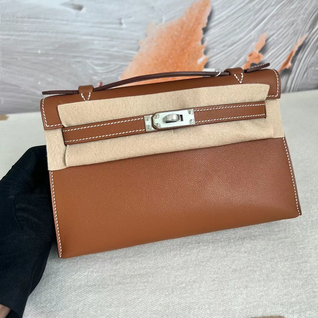 Hermès（爱马仕）Mini Kelly Pochette Swift皮 Ck37 金棕色 银扣 22cm 全手工蜡线缝制 Phw