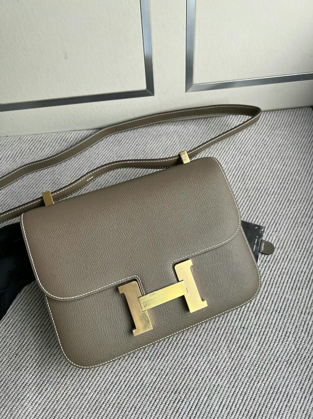 Hermès（爱马仕）Constance 康康 新款单层配带小镜子 Epsom Ck18 大象灰 金扣 24cm