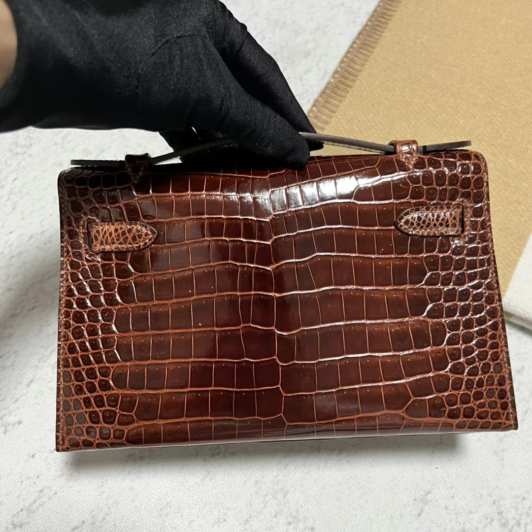 Hermès（爱马仕）Mini Kelly Pochette 亮面倒v澳洲湾鳄 cc31 蜜糖棕 金扣 22cm 全手工蜡线缝制 ghw
