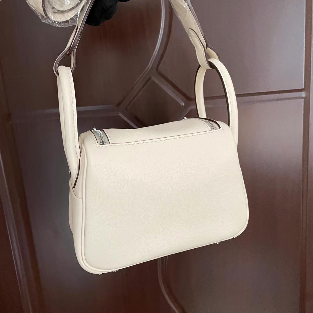 Hermès（爱马仕）Mini Lindy 迷你琳迪 swift皮 i2 奶油白 内拼 芝麻色 银扣 19cm 全手工蜡线缝制 Phw