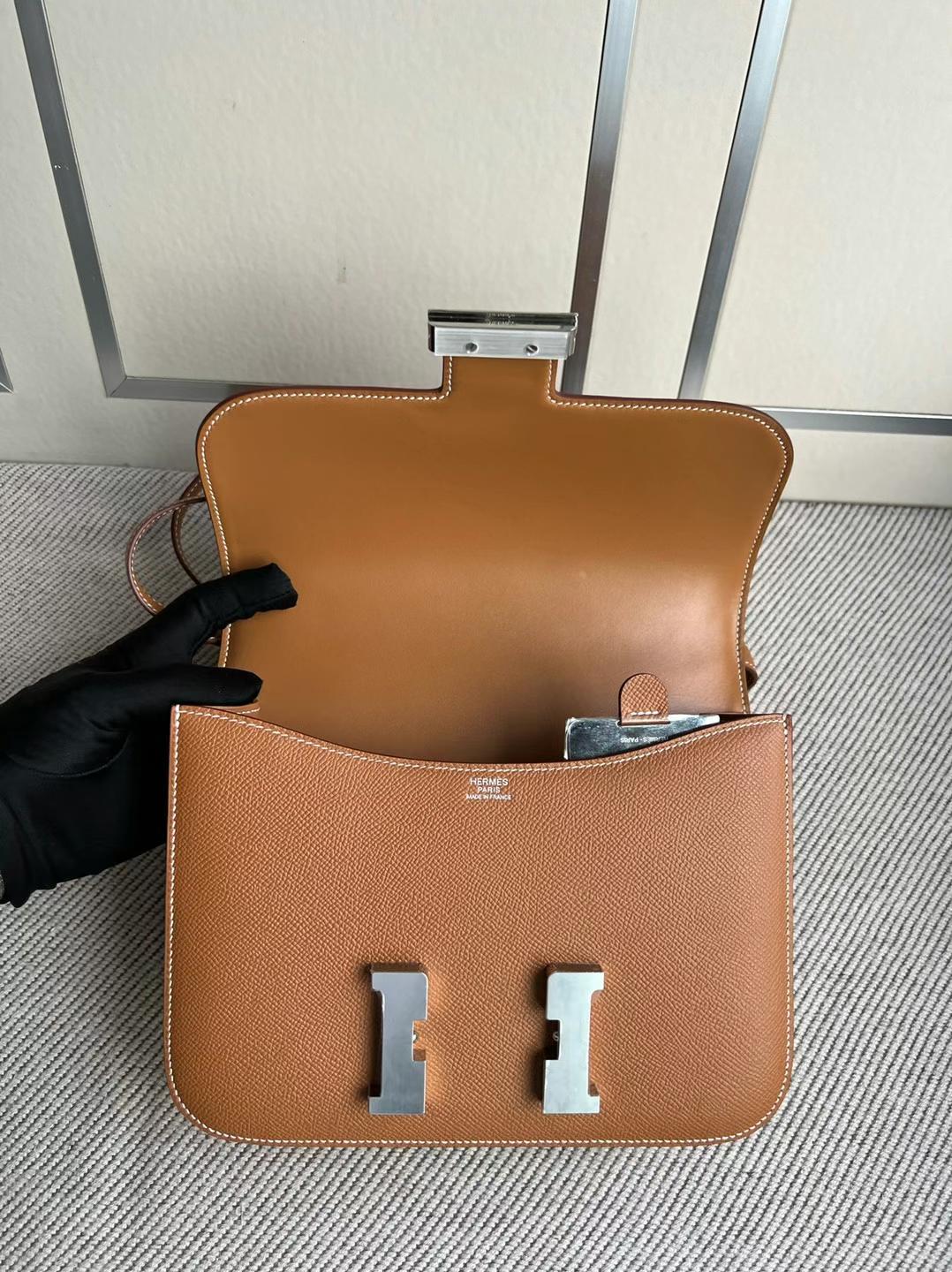 Hermès（爱马仕）Constance 康康 新款单层配带小镜子 Epsom Ck37 金棕色 银扣 24cm
