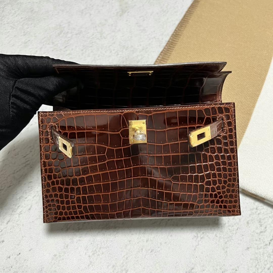 Hermès（爱马仕）Mini Kelly Pochette 亮面倒v澳洲湾鳄 cc31 蜜糖棕 金扣 22cm 全手工蜡线缝制 ghw