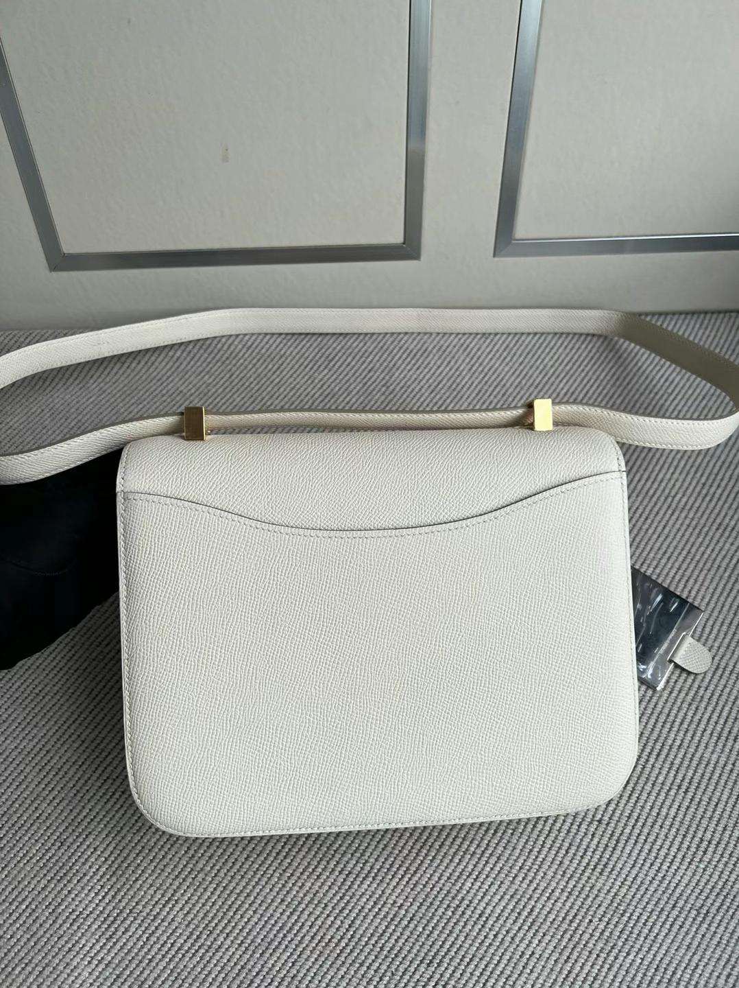 Hermès（爱马仕）Constance 康康 新款单层配带小镜子 Epsom Ck10 奶昔白 金扣 24cm