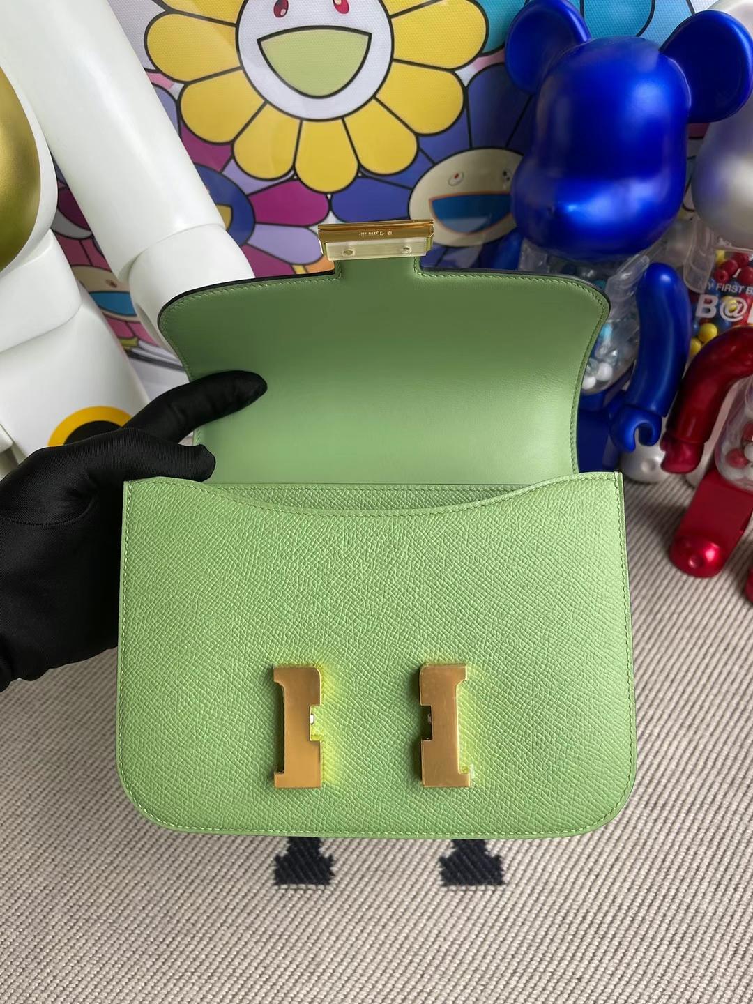 Hermès（爱马仕）Constance 康康 Epsom i3 牛油果绿 金扣 GHW 19cm 全手工蜡线缝制