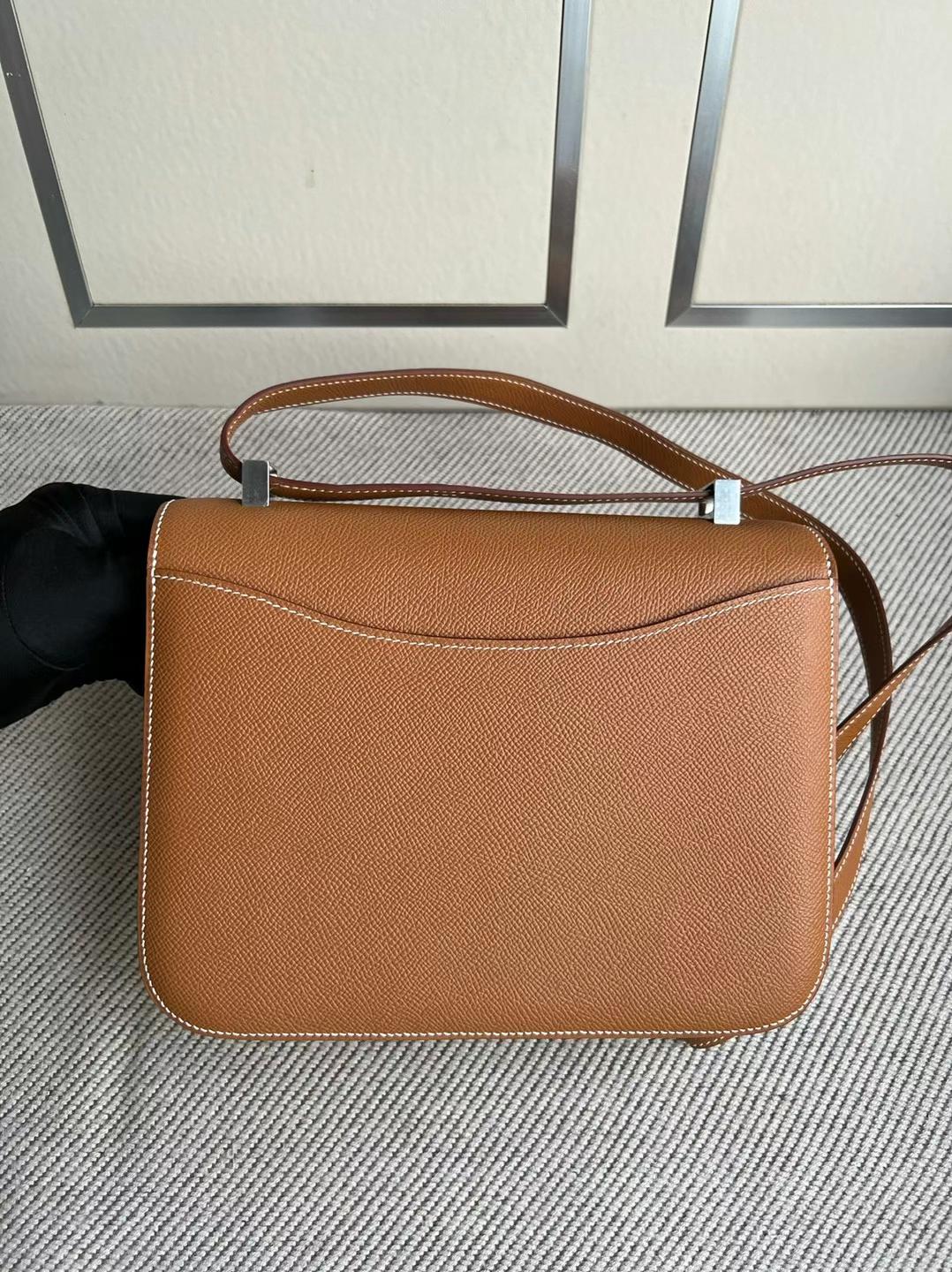 Hermès（爱马仕）Constance 康康 新款单层配带小镜子 Epsom Ck37 金棕色 银扣 24cm