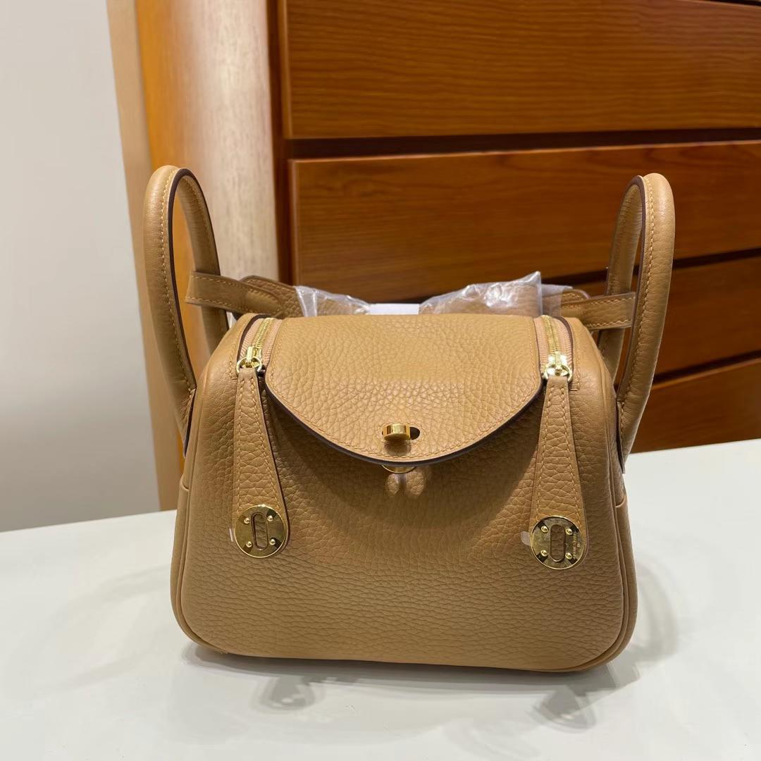Hermès（爱马仕）Mini Lindy 迷你琳迪 Clemence（原厂tc皮）4B 饼干色 金扣 19cm 全手工蜡线缝制 Ghw