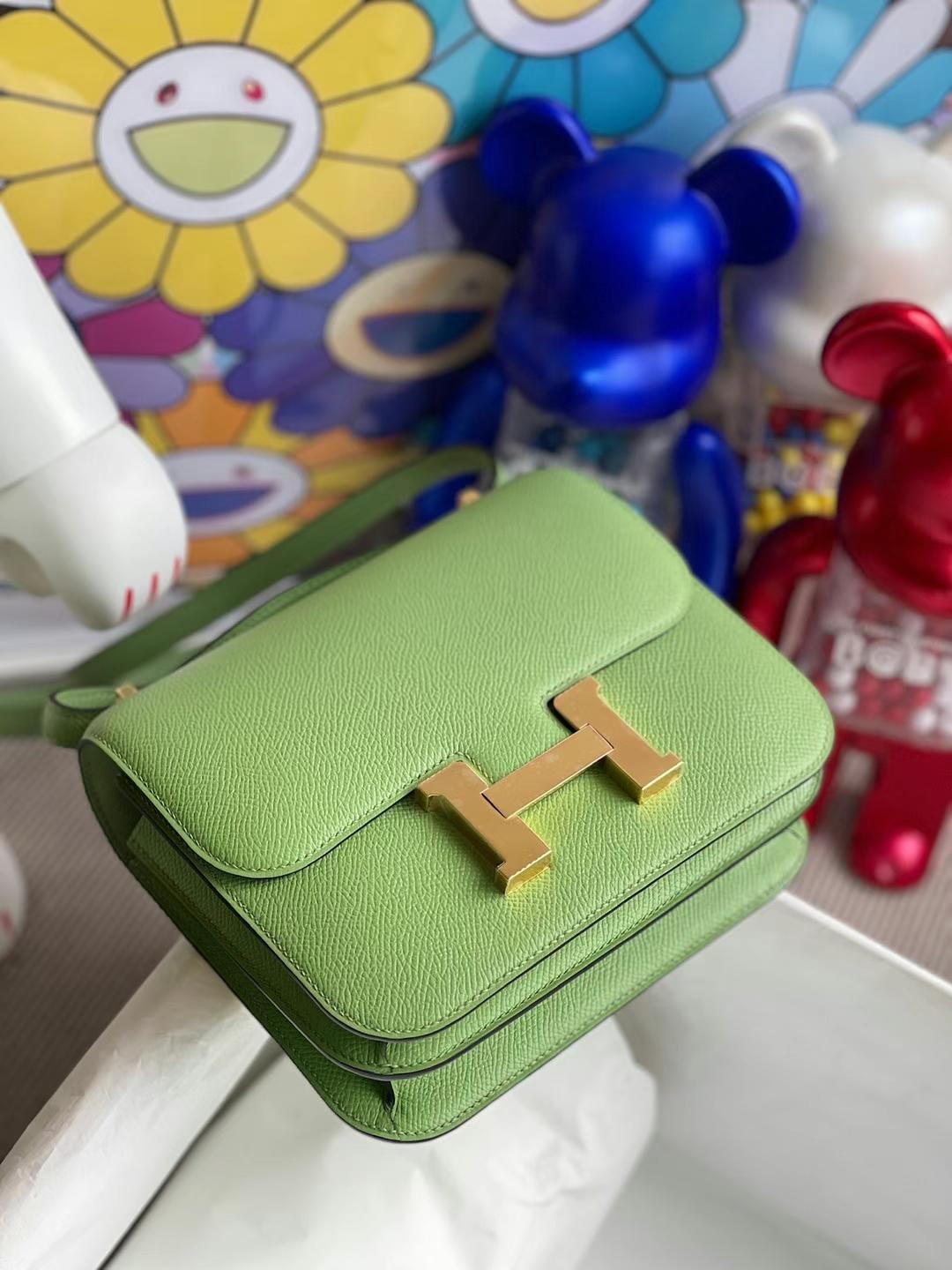 Hermès（爱马仕）Constance 康康 Epsom i3 牛油果绿 金扣 GHW 19cm 全手工蜡线缝制