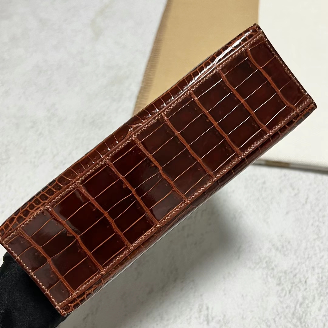 Hermès（爱马仕）Mini Kelly Pochette 亮面倒v澳洲湾鳄 cc31 蜜糖棕 金扣 22cm 全手工蜡线缝制 ghw