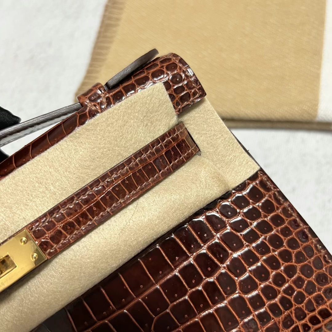 Hermès（爱马仕）Mini Kelly Pochette 亮面倒v澳洲湾鳄 cc31 蜜糖棕 金扣 22cm 全手工蜡线缝制 ghw