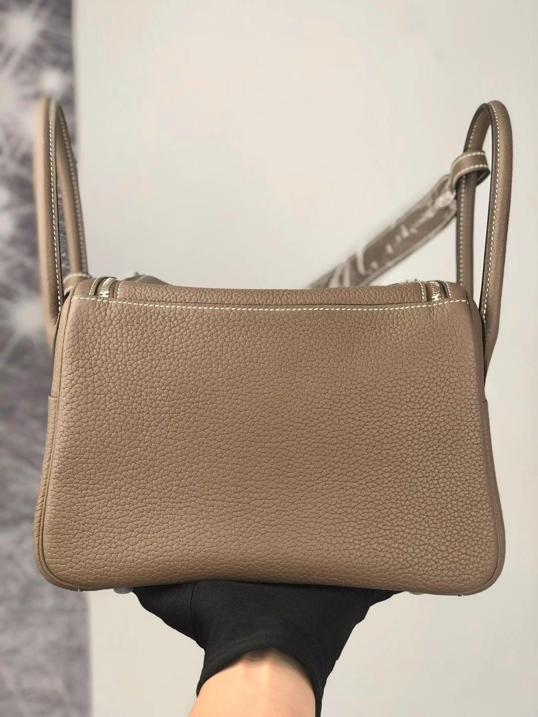 Hermès（爱马仕）Lindy 琳迪包 Clemence（原厂tc皮）Ck18 大象灰 银扣 26cm 全手工蜡线缝制