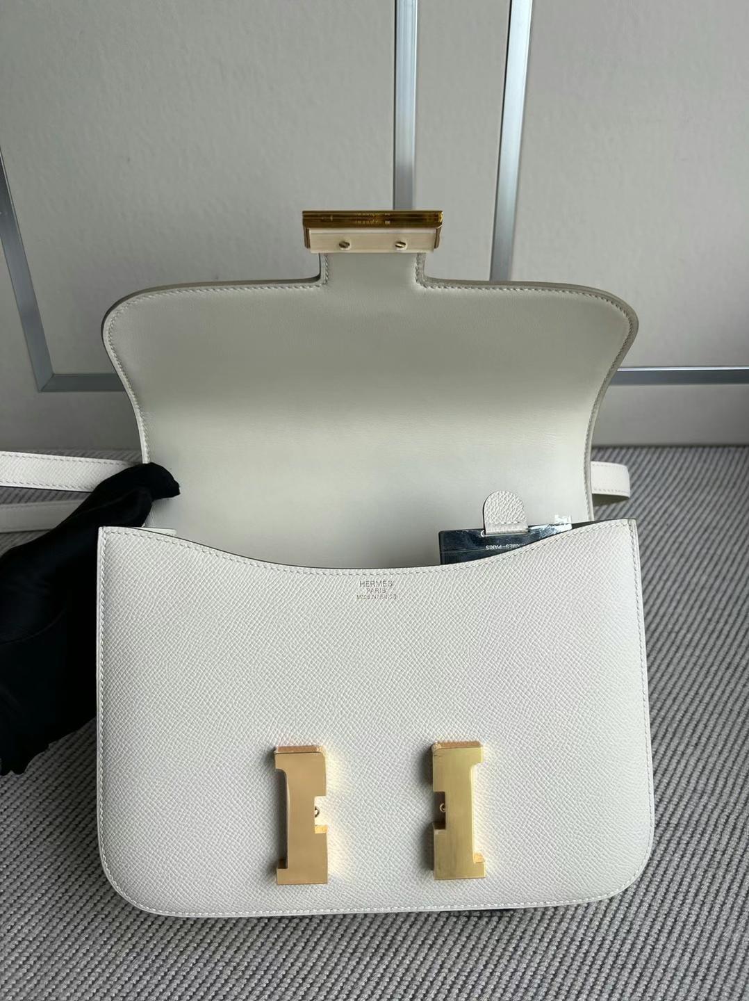 Hermès（爱马仕）Constance 康康 新款单层配带小镜子 Epsom Ck10 奶昔白 金扣 24cm