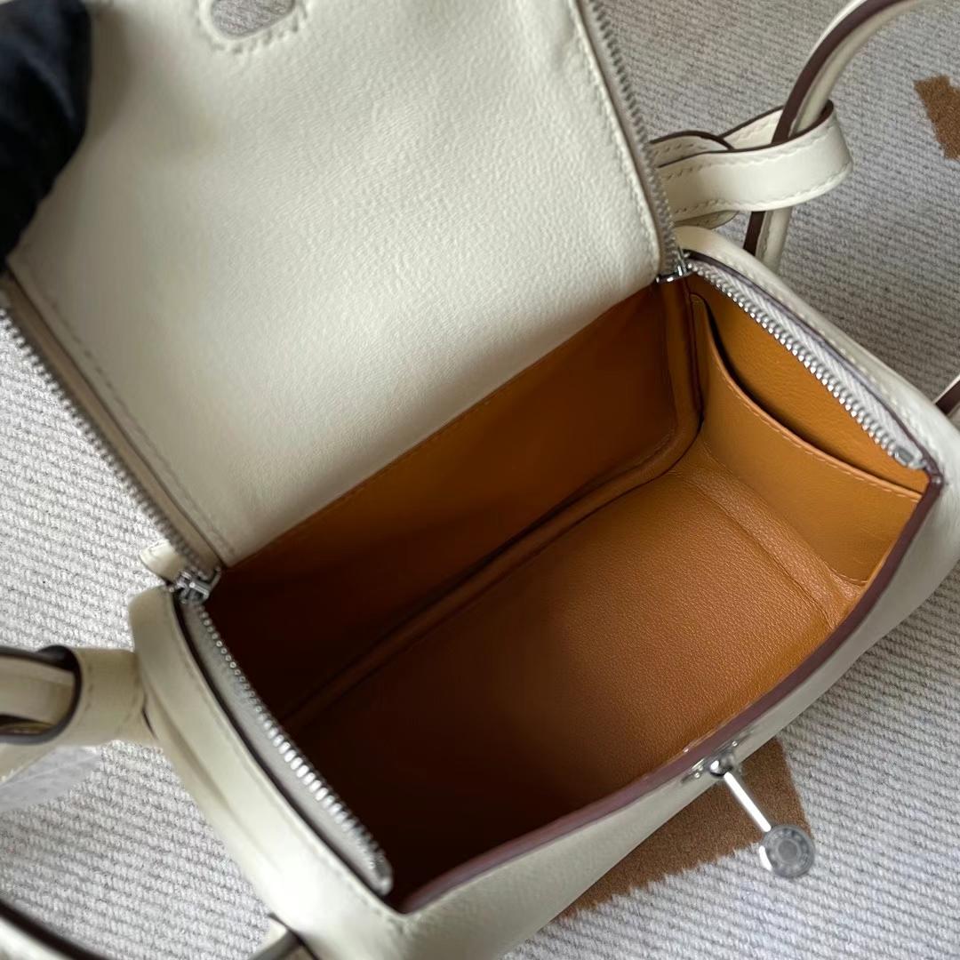 Hermès（爱马仕）Mini Lindy 迷你琳迪 swift皮 i2 奶油白 内拼 芝麻色 银扣 19cm 全手工蜡线缝制 Phw