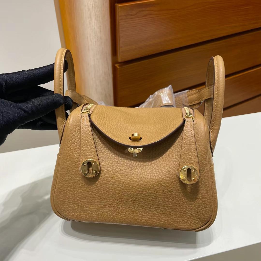 Hermès（爱马仕）Mini Lindy 迷你琳迪 Clemence（原厂tc皮）4B 饼干色 金扣 19cm 全手工蜡线缝制 Ghw