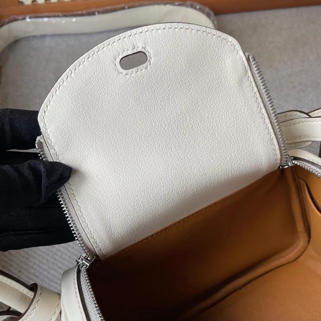 Hermès（爱马仕）Mini Lindy 迷你琳迪 swift皮 i2 奶油白 内拼 芝麻色 银扣 19cm 全手工蜡线缝制 Phw