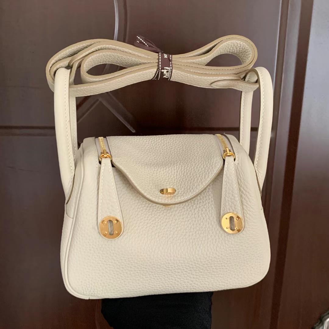 Hermès（爱马仕）Mini Lindy 迷你琳迪 Clemence（原厂tc皮）Ck10 奶昔白 金扣 19cm 全手工蜡线缝制 Ghw