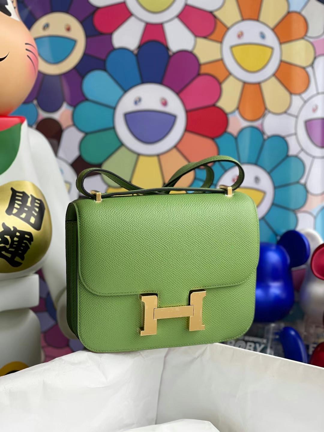 Hermès（爱马仕）Constance 康康 Epsom i3 牛油果绿 金扣 GHW 19cm 全手工蜡线缝制
