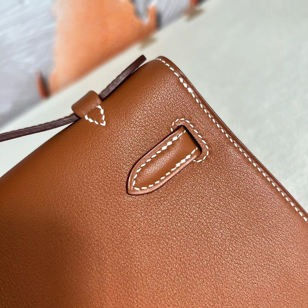 Hermès（爱马仕）Mini Kelly Pochette Swift皮 Ck37 金棕色 银扣 22cm 全手工蜡线缝制 Phw